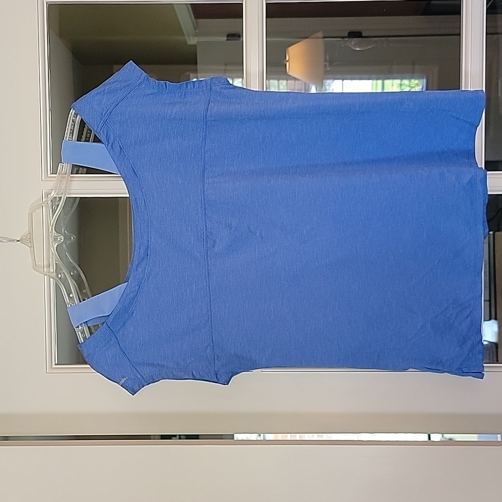 Short sleeve, cutouts on the shoulder.